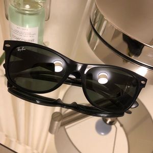 RAY-BAN “New Wayfarer” in black.